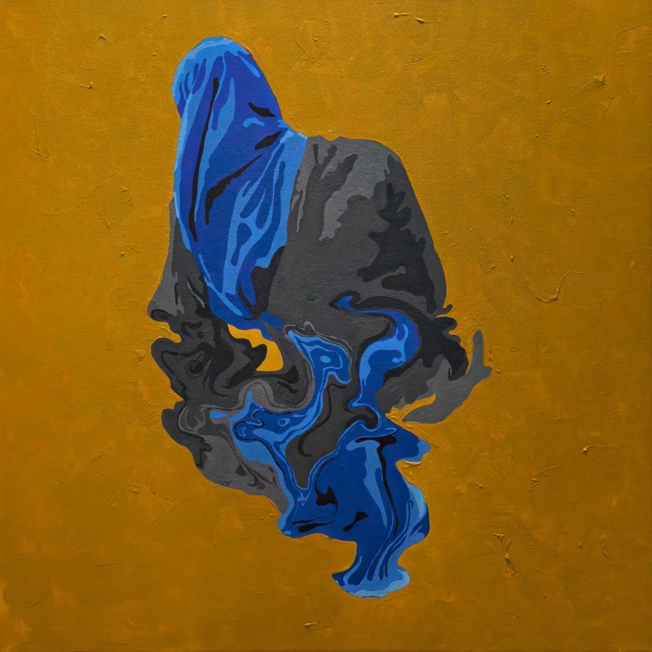 Figure drapee de bleu profond sur un fond ocre texture.