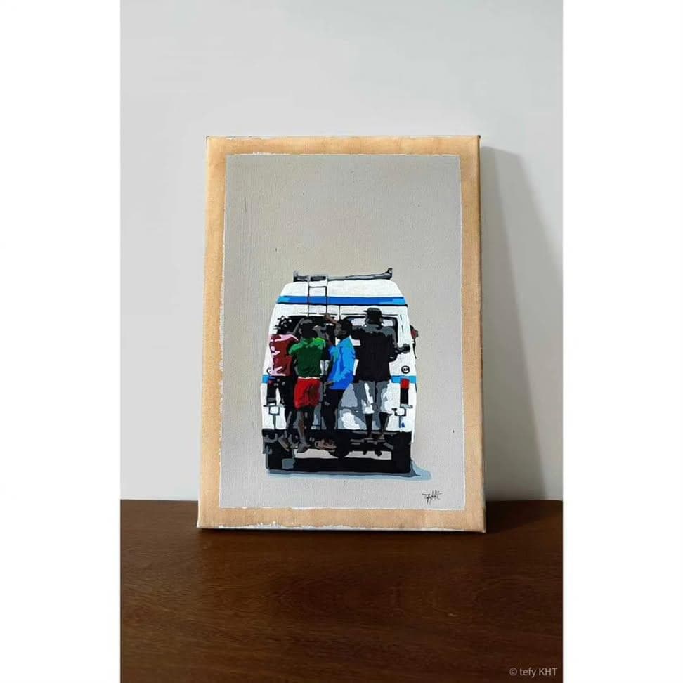 Petit tableau montrant trois passagers accroches a l'arriere d'un minibus blanc.