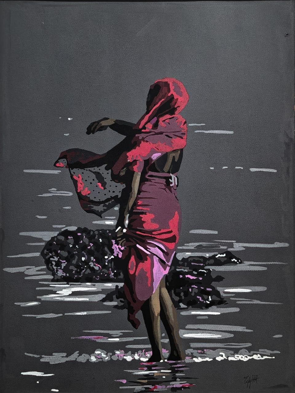 Figure feminine drapee de rose marchant dans l'eau sur un fond sombre.